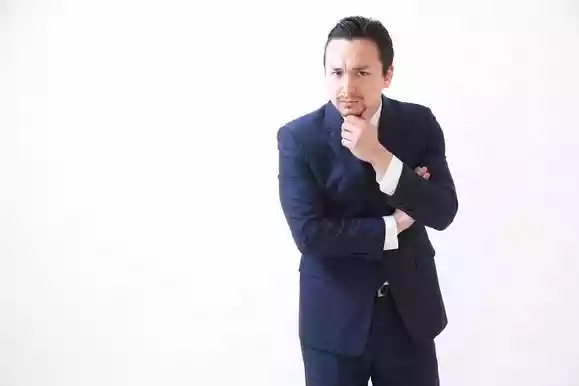 悩む人